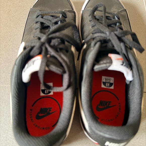 Nike Black and White boys 6Y youth Sneakers - Picture 5 of 5